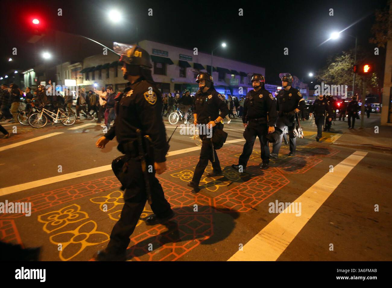 18 août 2014 - Oakland, CA, Etats-Unis - les policiers d'Oakland surveillent les manifestants à travers Chinatown à Oakland, Calif, le mercredi 26 novembre 2014, au cours du troisième jour après qu'un grand jury du Missouri ait décidé de ne pas inculper l'officier de police blanc Darren Wilson dans la fusillade mortelle de l'adolescent noir Michael Brown à Ferguson, au Moya (crédit image : © Ray Chavez/TNS/ZUMA Wire) Banque D'Images