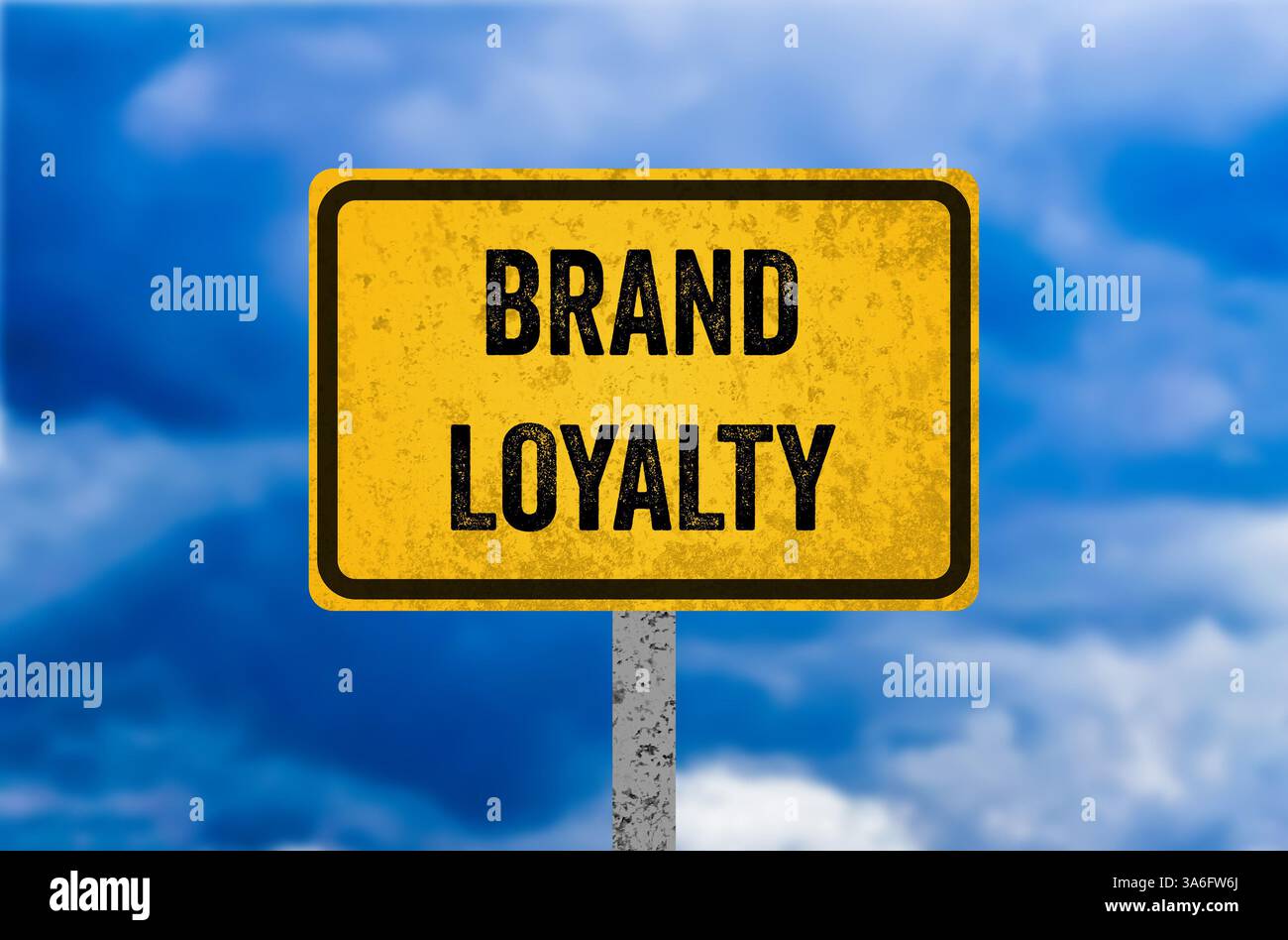 Message de fidélité à la marque écrit sur une affiche métallique jaune. Symbole conceptuel de fidélité à la marque. Copier l'espace. Banque D'Images