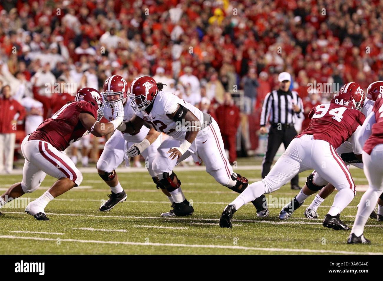 11 octobre 2014 : le lineman offensif de l'Alabama Leon Brown #72 sort de la ligne alors que la balle est cassée. L'Alabama Crimson Tide bat les Arkansas Razorbacks 14-13 à Fayetteville, AR. Richey Miller/CSM(crédit image : © Richey Miller/Cal Sport Media/ZUMAPRESS.com) Banque D'Images