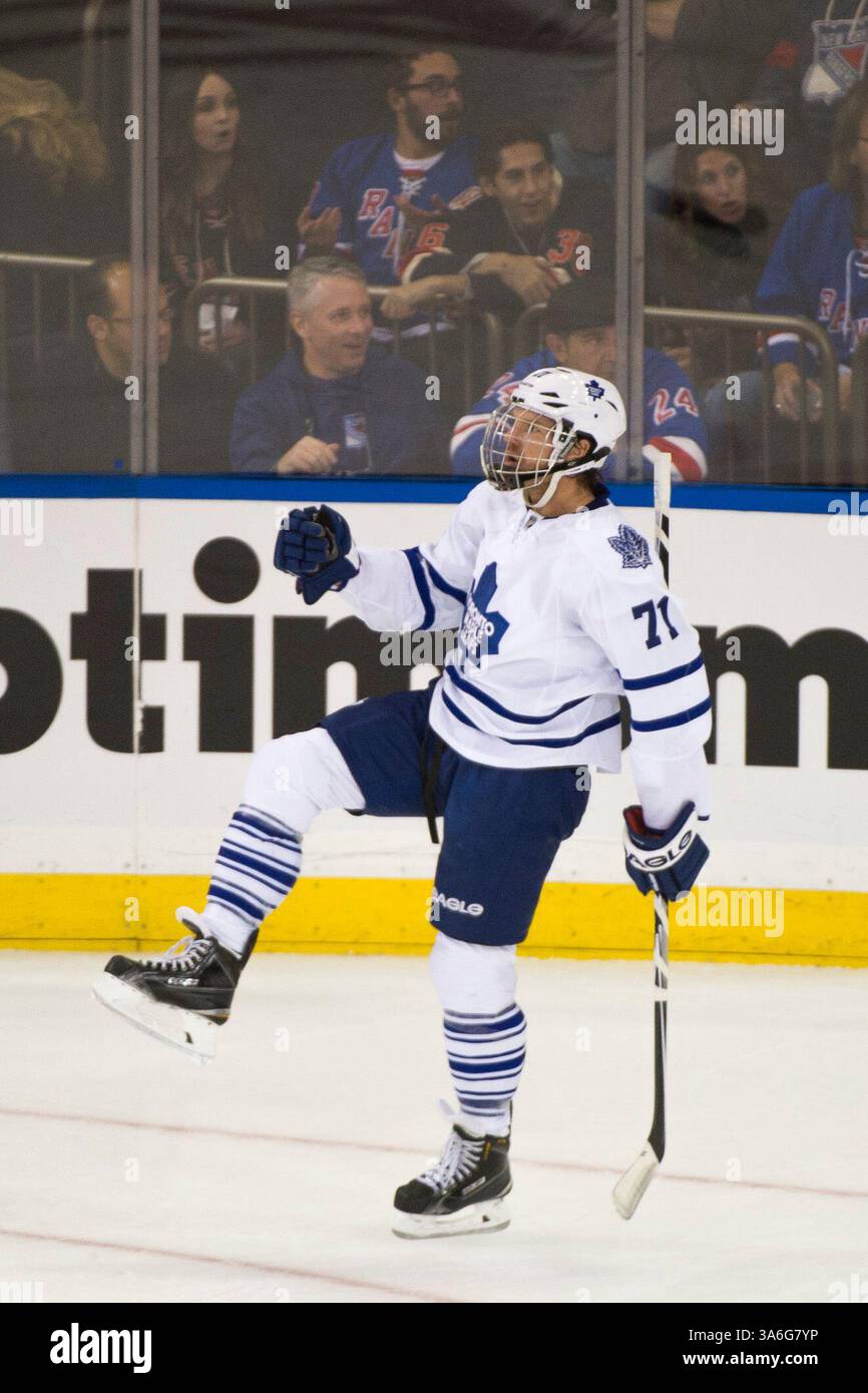 12 octobre 2014 : David Clarkson (71), aile droite des Maple Leafs de Toronto, célèbre son but en deuxième période lors du match entre les Rangers de New York et les Maple Leafs de Toronto au Madison Square Garden à Manhattan, New York . Crédit obligatoire : Kostas Lymperopoulos/CSM (crédit image : © Kostas Lymperopoulos/Cal Sport Media/ZUMAPRESS.com) Banque D'Images