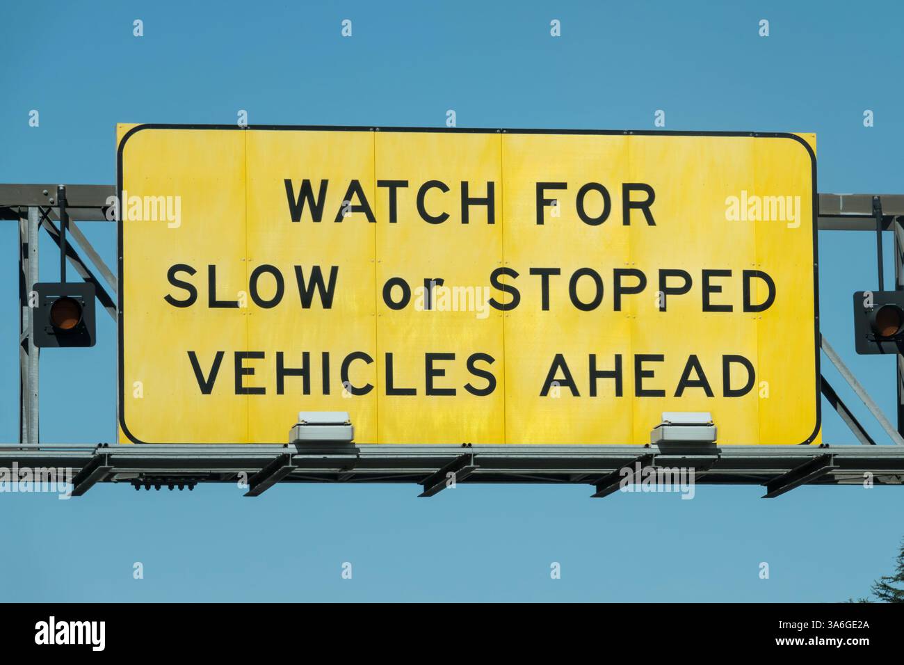 Surveillez le panneau indiquant que les vehilces lents ou arrêtés sont à l'avant sur l'autoroute interstate 10 à Los Angeles, en Californie. Banque D'Images