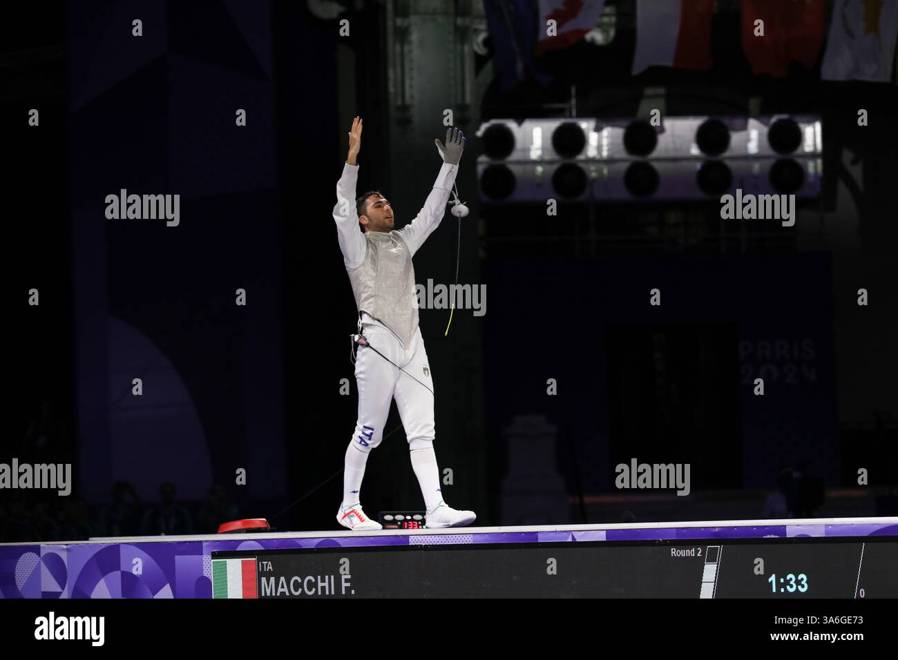 29 juillet 2024 - Paris, France : Filippo Macchi, Italien, semble bouleversé par la décision de l'arbitre dans la finale individuelle de Fencing Men's Foil le jour 3 de Banque D'Images