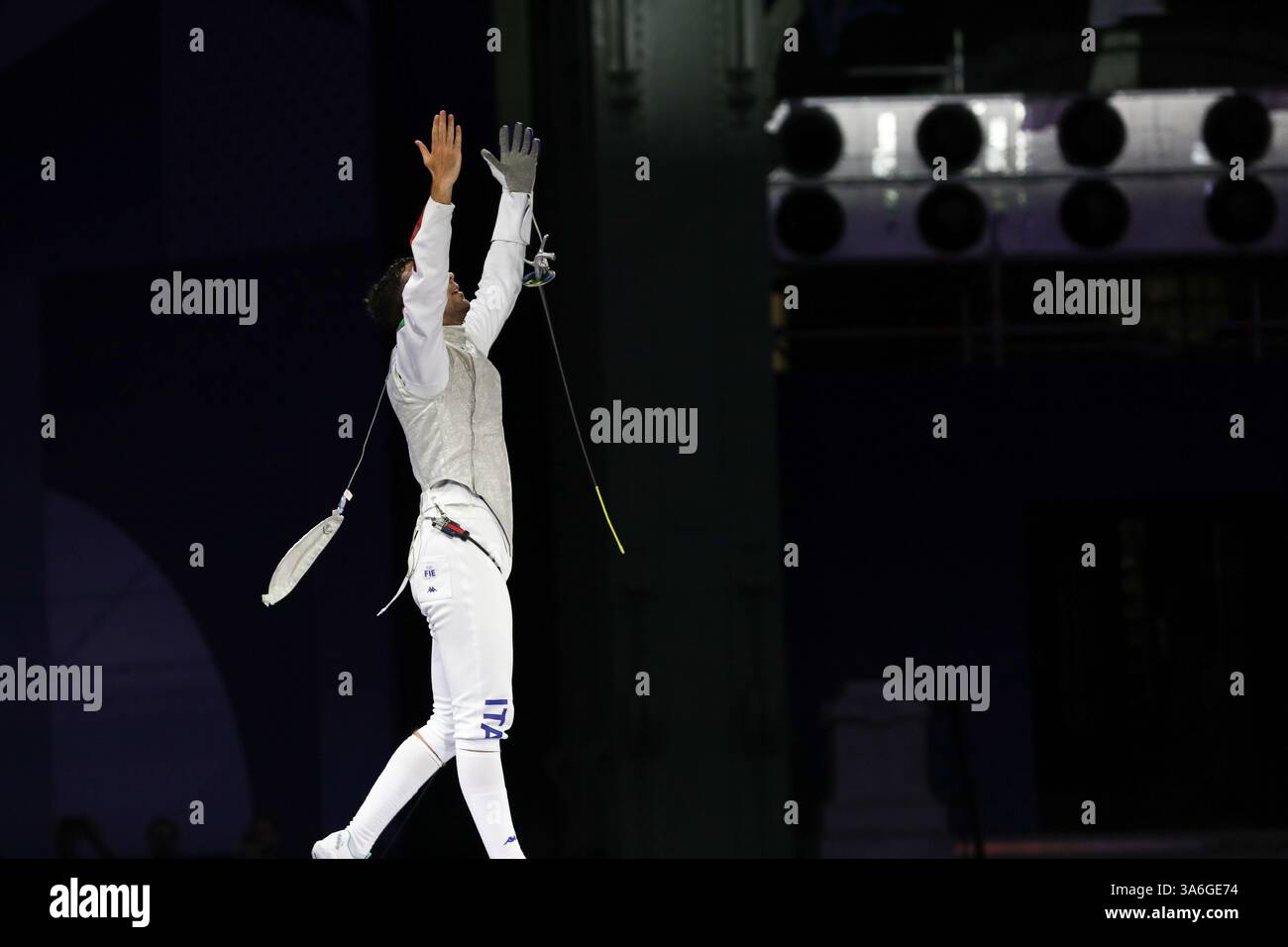 29 juillet 2024 - Paris, France : Filippo Macchi, Italien, semble bouleversé par la décision de l'arbitre dans la finale individuelle de Fencing Men's Foil le jour 3 de Banque D'Images