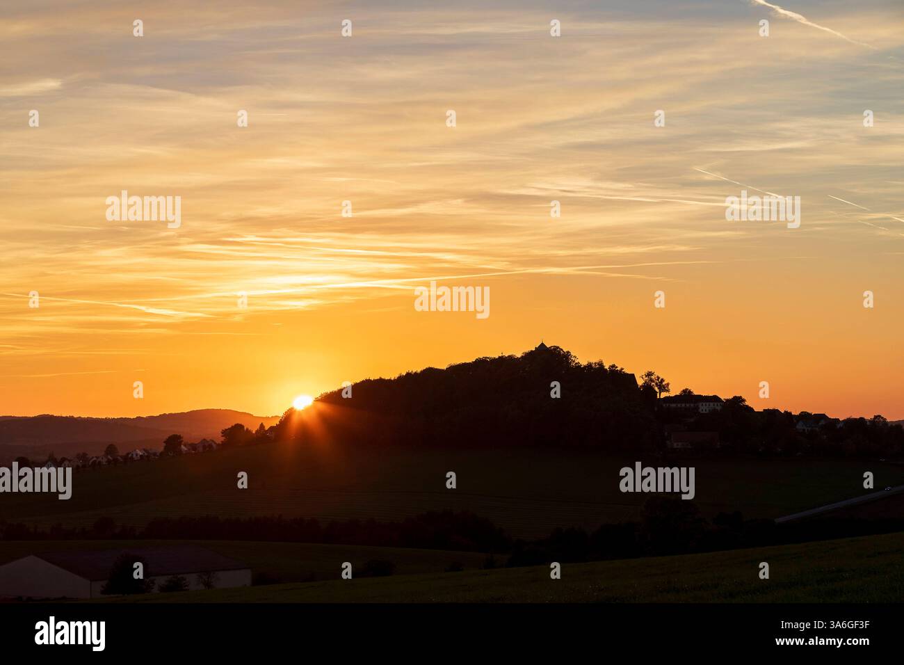 Sonnenuntergang und Burgberg mit Burg Stolpen, Sachsen, Deutschland *** coucher de soleil et colline du château avec le château de Stolpen, Saxe, Allemagne Banque D'Images