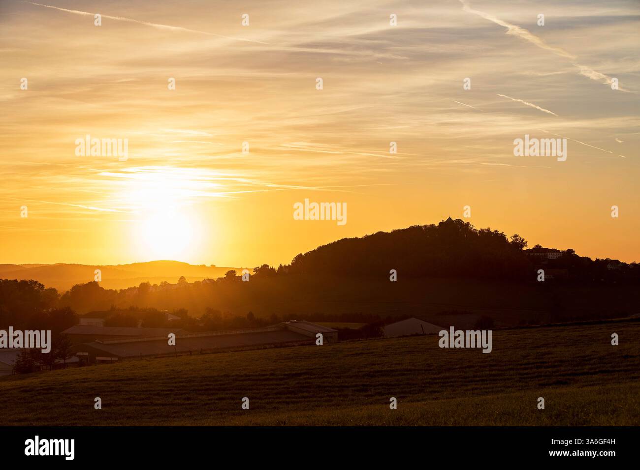 Sonnenuntergang und Burgberg mit Burg Stolpen, Sachsen, Deutschland *** coucher de soleil et colline du château avec le château de Stolpen, Saxe, Allemagne Banque D'Images