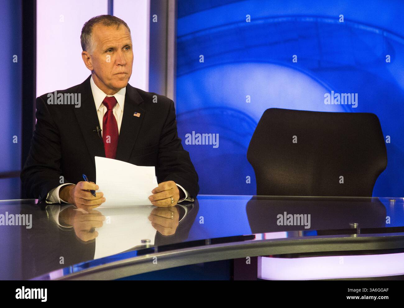 21 octobre 2014 - Chapel Hill, NC, États-Unis - le président de la Chambre pour la Caroline du Nord, Thom Tillis, se prépare à répondre aux questions lors d'une table ronde télévisée en direct le 21 octobre 2014 aux studios Time Warner Cable News à Raleigh, N.C. les médias, y compris The News & observer, se sont retirés de la table ronde quelques instants avant que le programme ne soit diffusé après qu'une chaise destinée au sénateur Kay Hagan ait été laissée sur scène. Hagan a refusé de participer au débat de la table ronde des mois auparavant. (Crédit image : © Travis long/TNS/ZUMA Wire) Banque D'Images