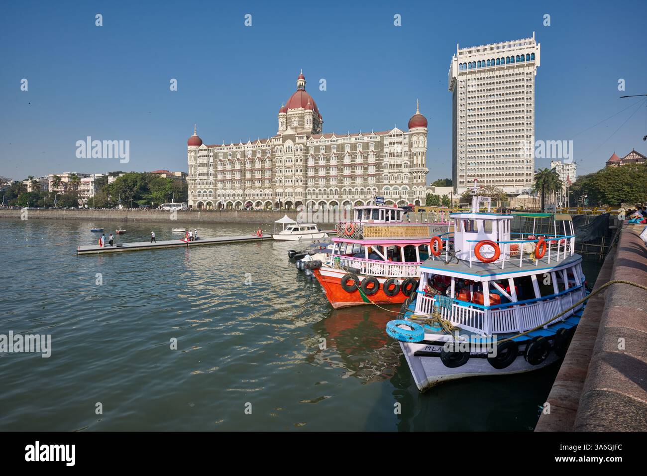 Bateaux locaux devant le célèbre Taj Mahal Palace hôtel dans le port de Mumbai, Bombay, Inde, Asie Banque D'Images