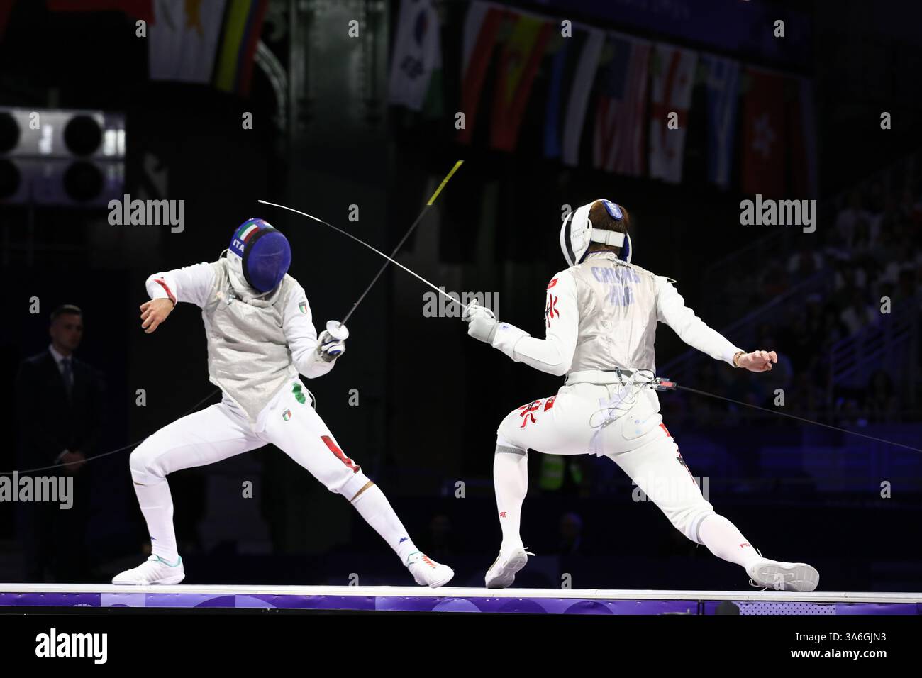 29 juillet 2024 - Paris, France : Cheung Ka long de Hong Kong (à droite) et Filippo Macchi d'Italie (à gauche) s'affrontent dans le faufinescrime Foil Individual fi Banque D'Images