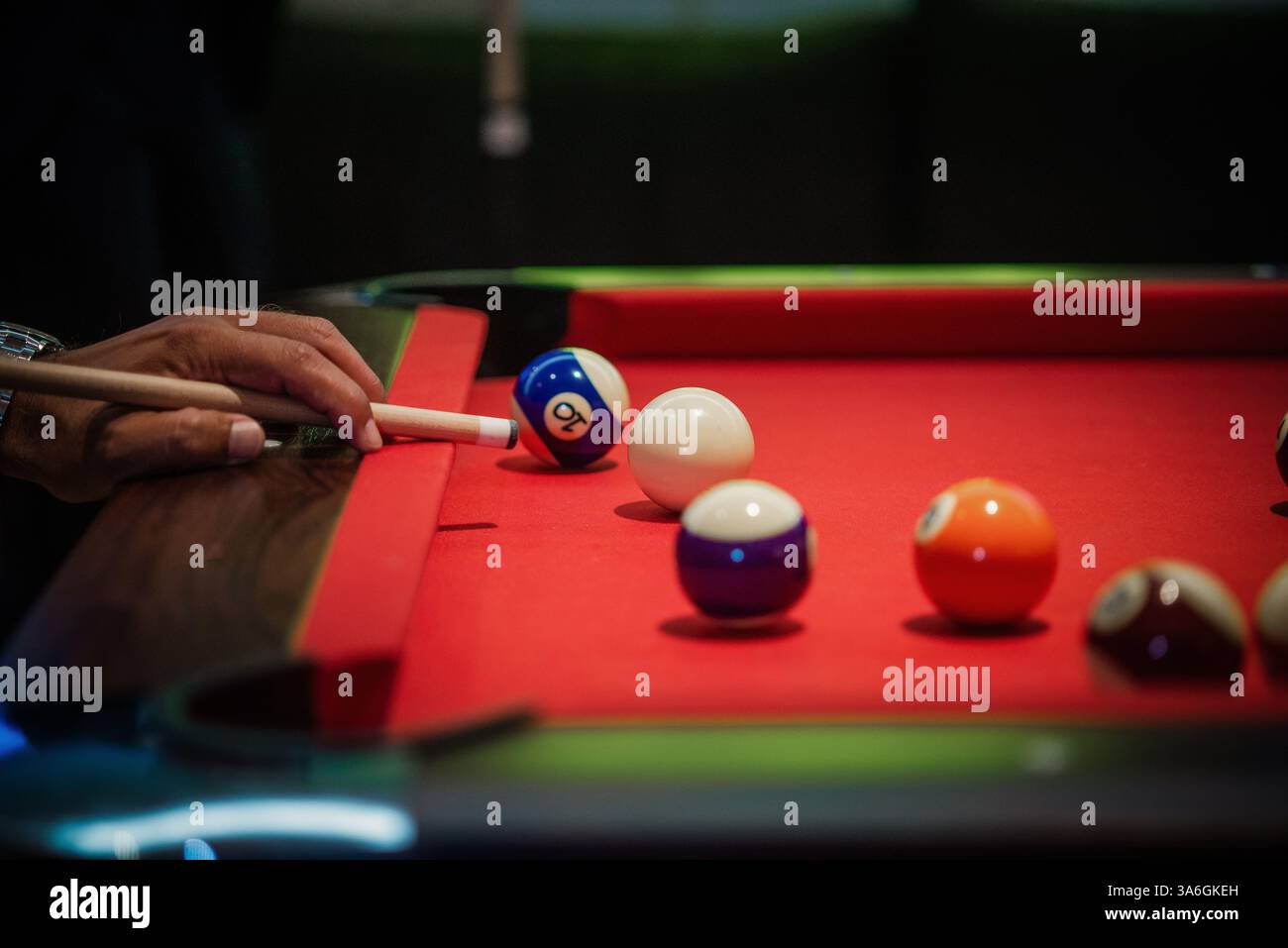 Un homme jouant au billard Banque D'Images