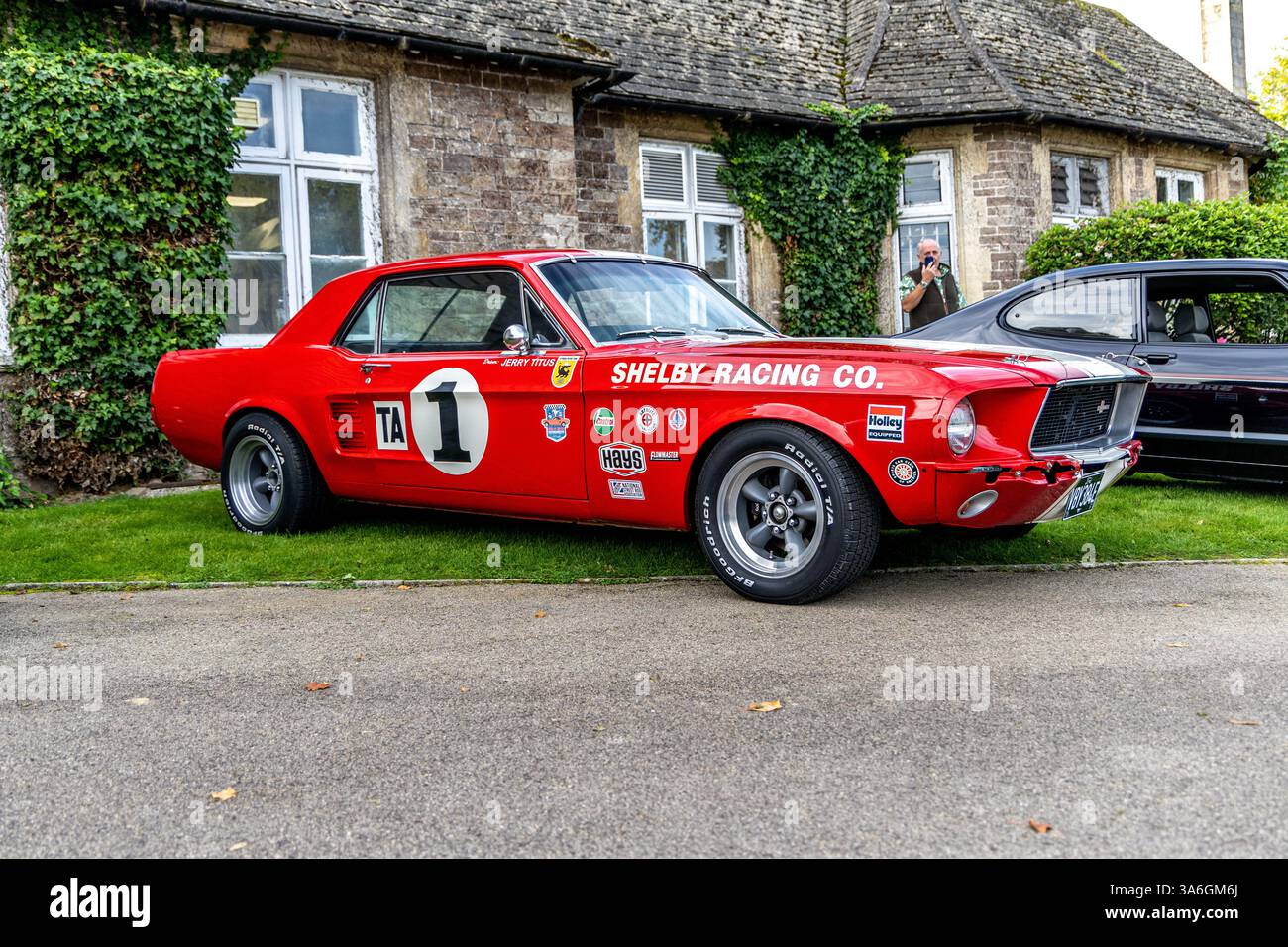 Bristol, Royaume-Uni - 8 octobre 2023 : Ford Mustang de 1967. La livrée de course et Shelby Racing Co. est une réplique ou un hommage à la Shelby GT350 ou GT500 M. Banque D'Images