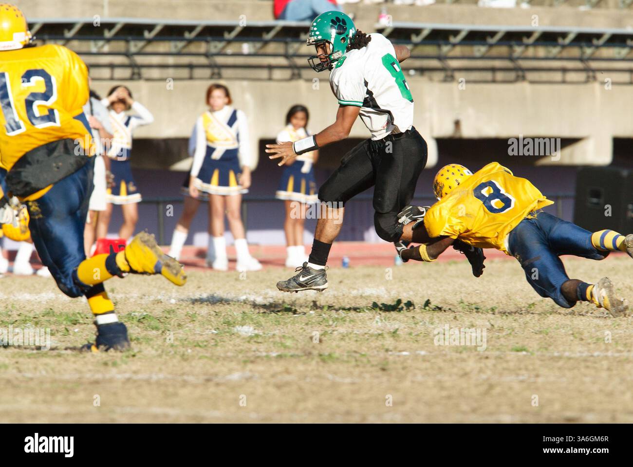 Quarterback portant le ballon pendant un match de football entre les lycées Wilson et Ballou à Washington, DC. Usage éditorial uniquement. Banque D'Images