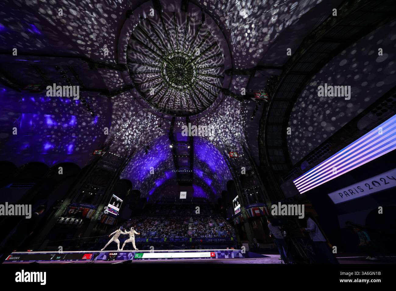 29 juillet 2024 - Paris, France : Cheung Ka long de Hong Kong (à droite) et Filippo Macchi d'Italie (à gauche) s'affrontent dans le faufinescrime Foil Individual fi Banque D'Images