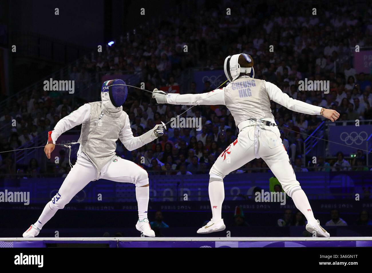 29 juillet 2024 - Paris, France : Cheung Ka long de Hong Kong (à droite) et Filippo Macchi d'Italie (à gauche) s'affrontent dans le faufinescrime Foil Individual fi Banque D'Images