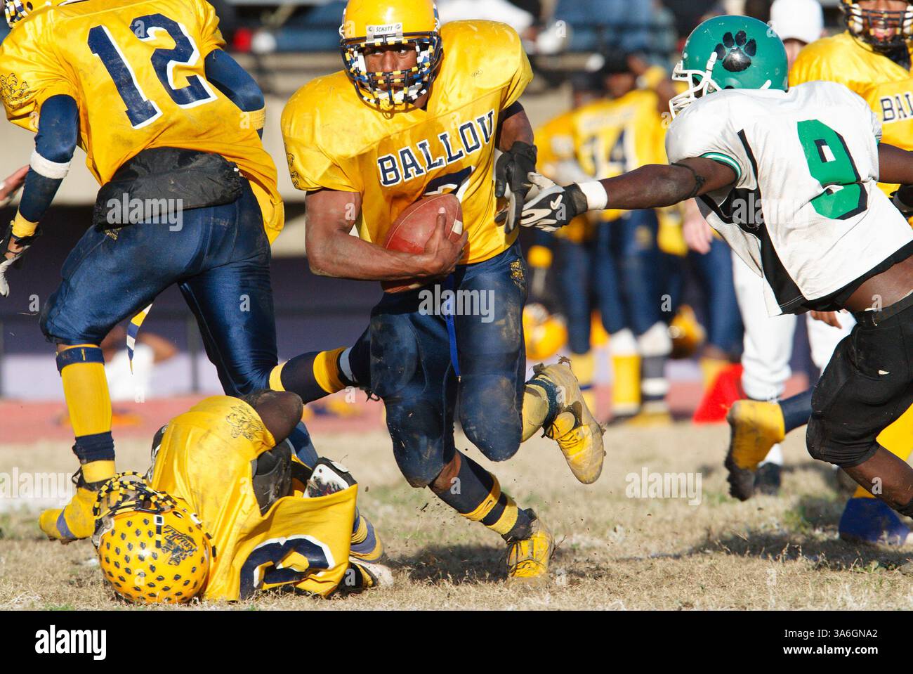 Retour en action lors d'un match de football entre Wilson et Ballou lycées à Washington, DC. Usage éditorial uniquement. Banque D'Images