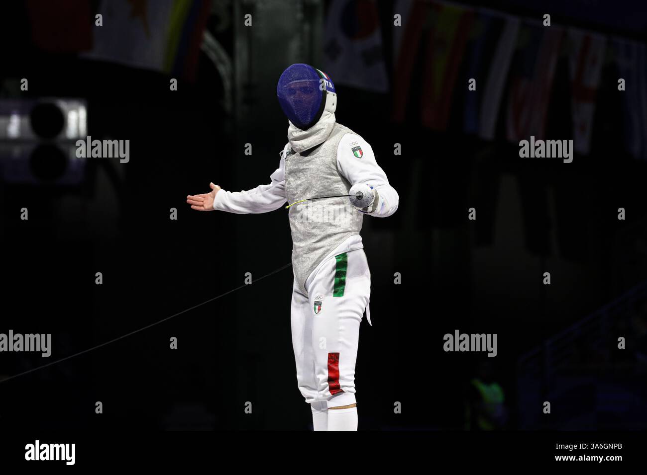 29 juillet 2024 - Paris, France : Filippo Macchi, Italien, semble bouleversé par la décision de l'arbitre dans la finale individuelle de Fencing Men's Foil le jour 3 de Banque D'Images
