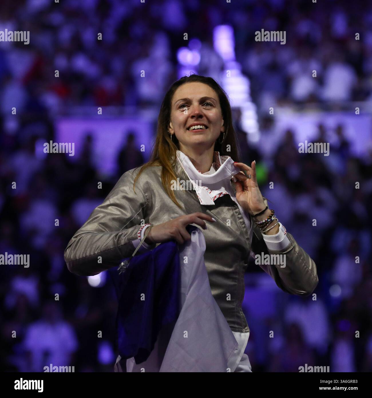 29 juillet 2024 - Paris, France : Manon Apithy-Brunet de France célèbre avec le drapeau français pour avoir remporté la finale individuelle sabre d'escrime féminine Banque D'Images