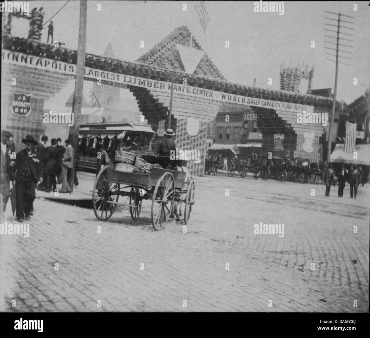 Cette photographie de la Convention nationale républicaine de 1892 montre une exposition de bois sur une rue pavée, avec le bâtiment de l'exposition industrielle visible en arrière-plan. Banque D'Images