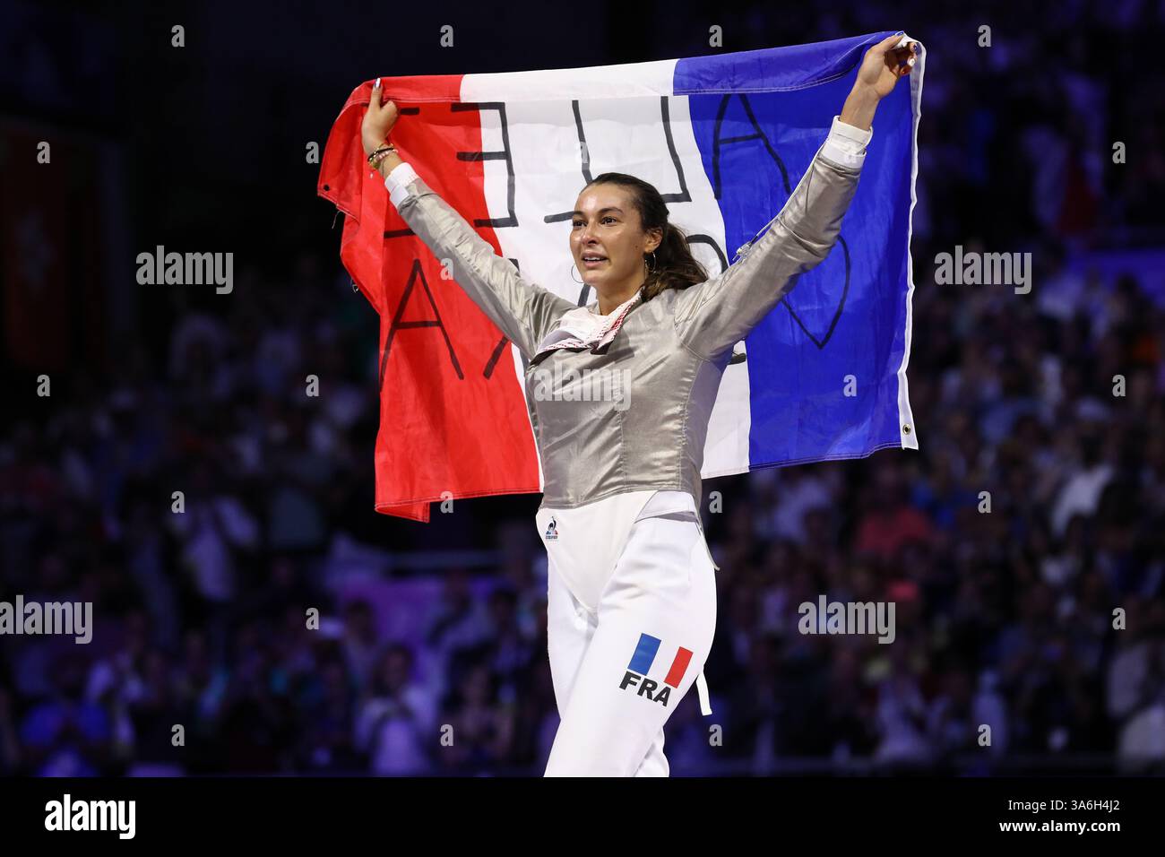 29 juillet 2024 - Paris, France : Sara Balzer de France célèbre avec le drapeau français pour avoir remporté la médaille d'argent au Sabre Indi féminin d'escrime Banque D'Images