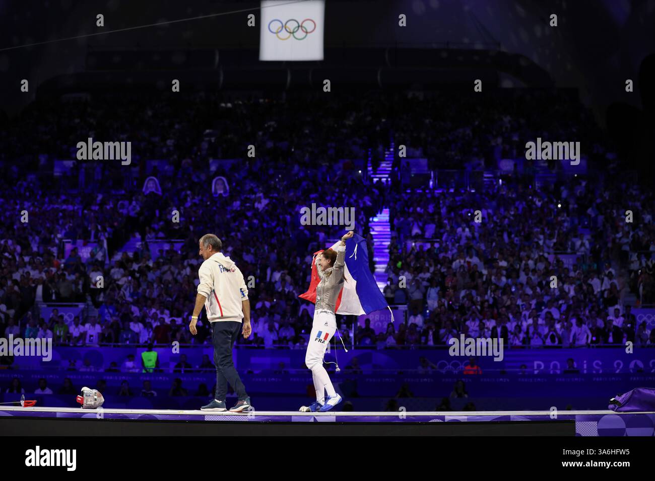 29 juillet 2024 - Paris, France : Manon Apithy-Brunet de France célèbre avoir remporté la finale individuelle sabre d'escrime féminine le jour 3 du Paris 202 Banque D'Images