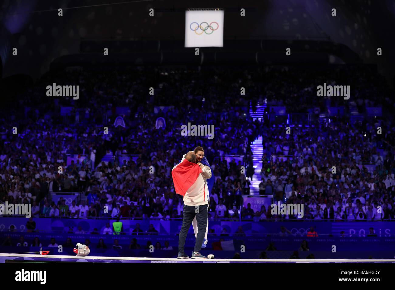 29 juillet 2024 - Paris, France : Manon Apithy-Brunet de France célèbre avoir remporté la finale individuelle sabre d'escrime féminine le jour 3 du Paris 202 Banque D'Images