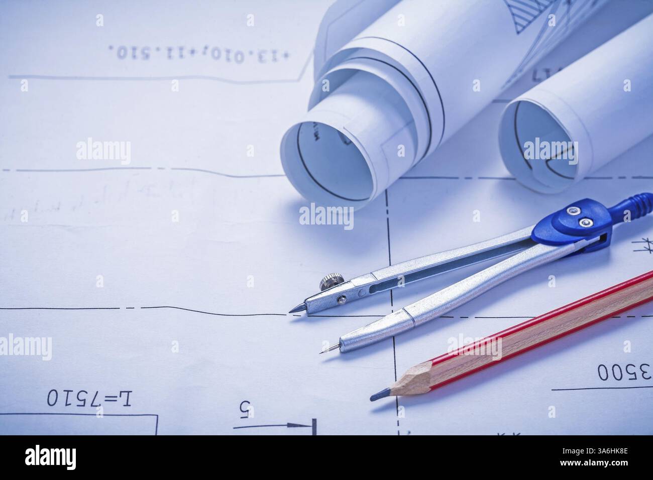 Crayon boussole et deux plans blancs roulés copyspace Banque D'Images