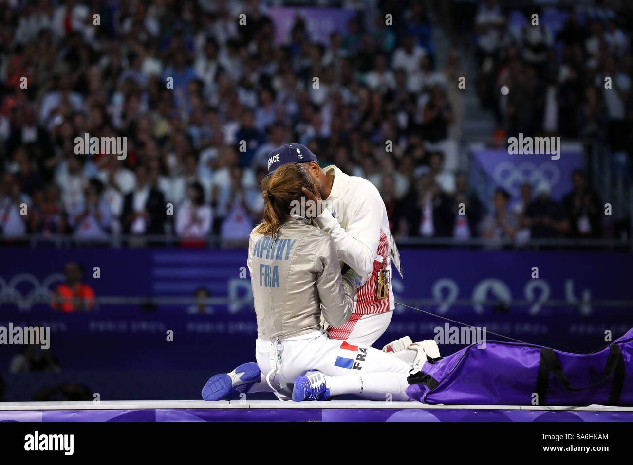 29 juillet 2024 - Paris, France : Bolade Apithy embrasse sa femme Manon Apithy-Brunet sur la piste après qu'elle ait remporté le sabre individuel pour femmes d'escrime Banque D'Images