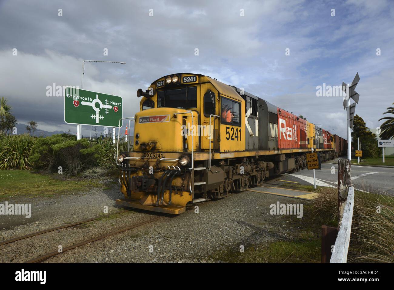HOKITIKA, NOUVELLE-ZÉLANDE, 29 AOÛT 2020 : un train de marchandises traverse la rue principale de Hokitika près du rond-point de la State Highway 6 Banque D'Images
