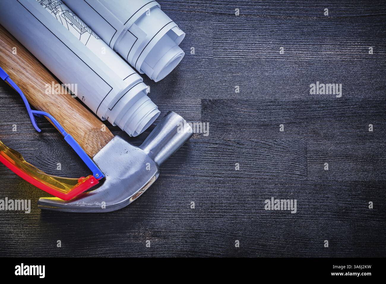 Des lunettes de protection martelent des plans roulés Banque D'Images