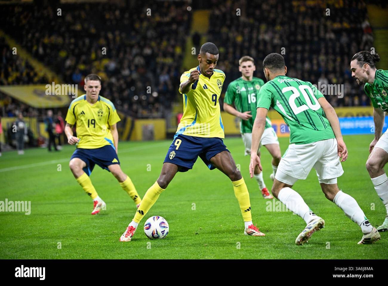 Stockholm, Suède. 25 mars 2025. STOCKHOLM, SVERIGE 20250325Le suédois Alexander Isak (#9) en action contre le nord-irlandais Brodie Spencer (#20) sous les ordres des tisdagens fotbollslandskamp mellan Sverige och Nordirland på Strawberry Arena. Photo : Fredrik Sandberg/TT/code 10080 crédit : TT News Agency/Alamy Live News Banque D'Images