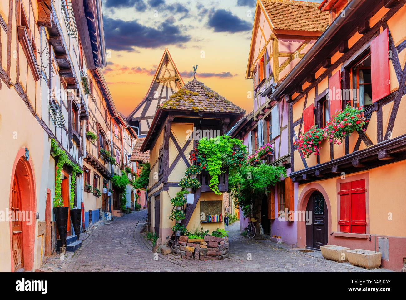 Eguisheim, France. Maisons colorées à colombages en Alsace. Banque D'Images