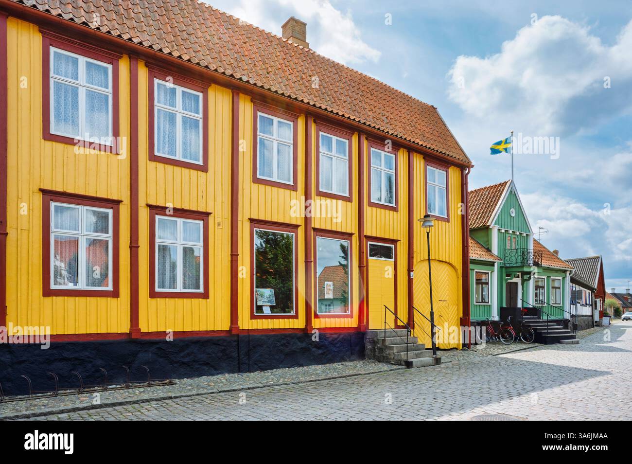AHUS, SUÈDE - 21 JUILLET 2023 : scène de rue de la ville de la côte ouest dans la région sud de la Suède. Banque D'Images
