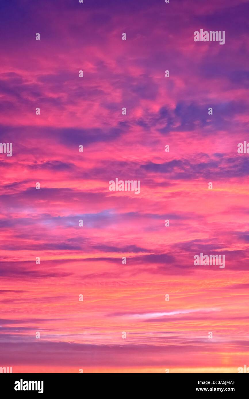 Un spectaculaire lever de soleil qui pourrait également être utilisé pour représenter un coucher de soleil. Banque D'Images