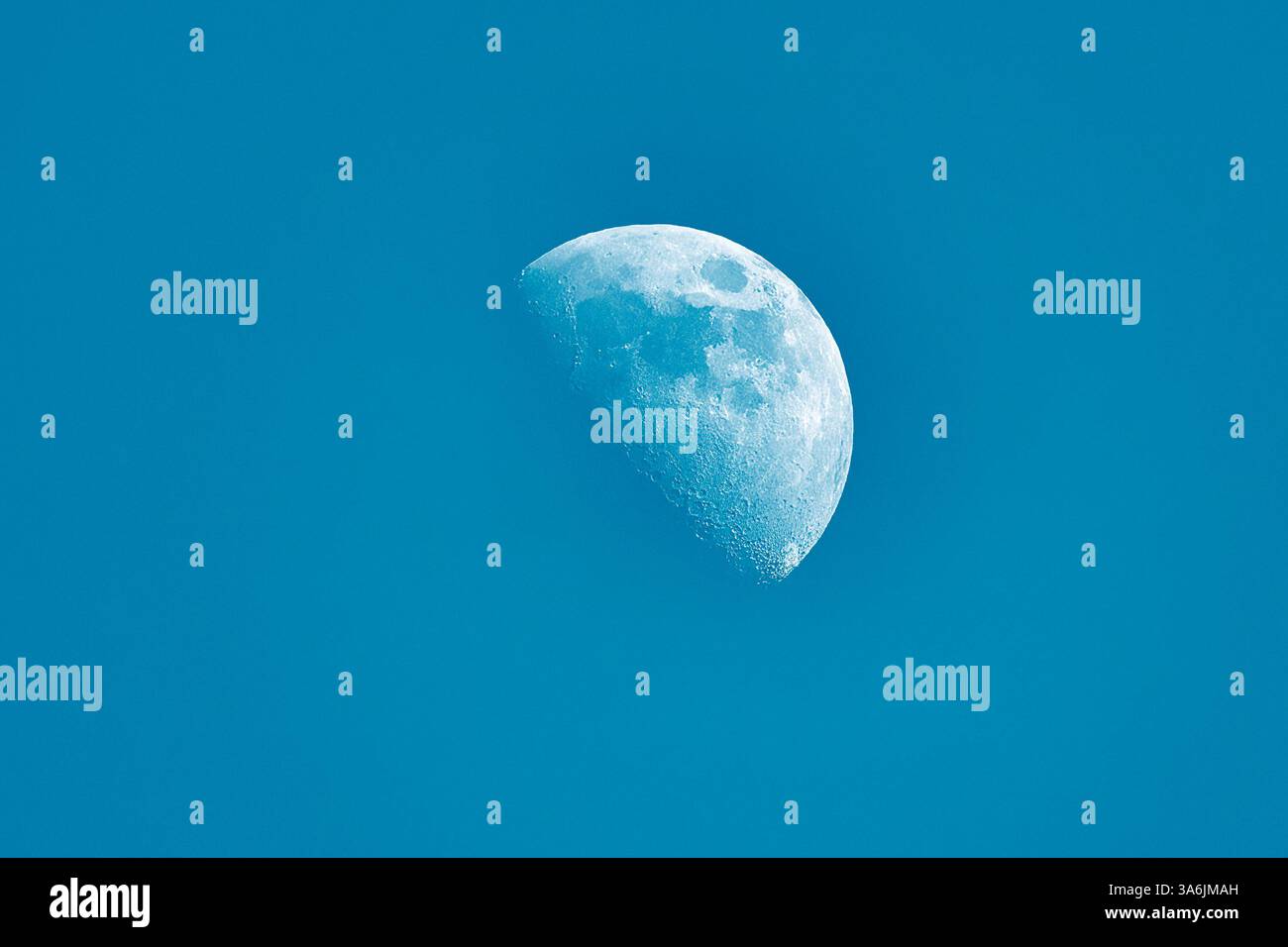 Gros plan de la lune dans le ciel bleu clair de jour Banque D'Images