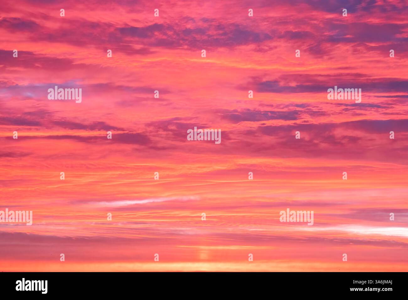 Un spectaculaire lever de soleil qui pourrait également être utilisé pour représenter un coucher de soleil. Banque D'Images