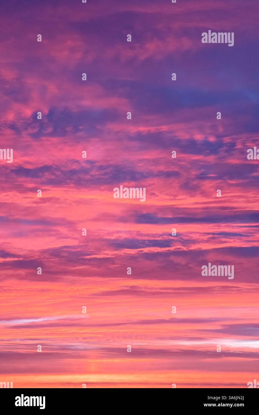 Un spectaculaire lever de soleil qui pourrait également être utilisé pour représenter un coucher de soleil. Banque D'Images