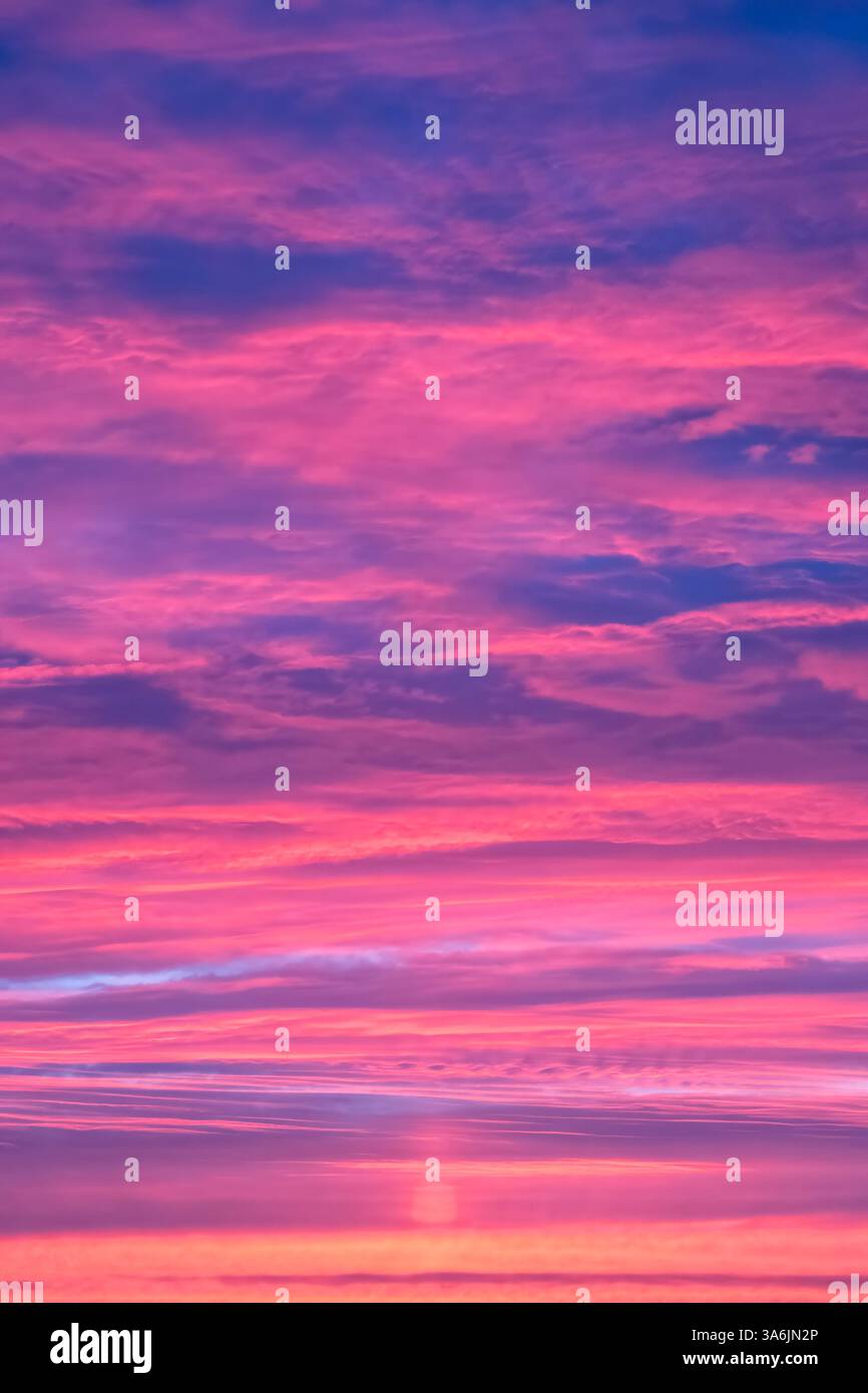 Un spectaculaire lever de soleil qui pourrait également être utilisé pour représenter un coucher de soleil. Banque D'Images