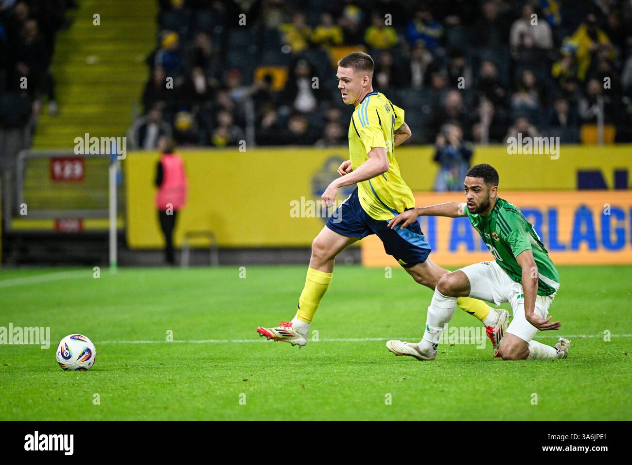 Stockholm, Sverige. 25 mars 2025. STOCKHOLM, SVERIGE 20250325Suédois Emil Holm (l) et Irlande du Nord Brodie Spencer en aciton lors d'un match international amical de football entre la Suède et l'Irlande du Nord au Strawberry Arena à Stockholm, Suède, le 25 mars 2025. Photo : Fredrik Sandberg/TT/code 10080 crédit : TT News Agency/Alamy Live News Banque D'Images