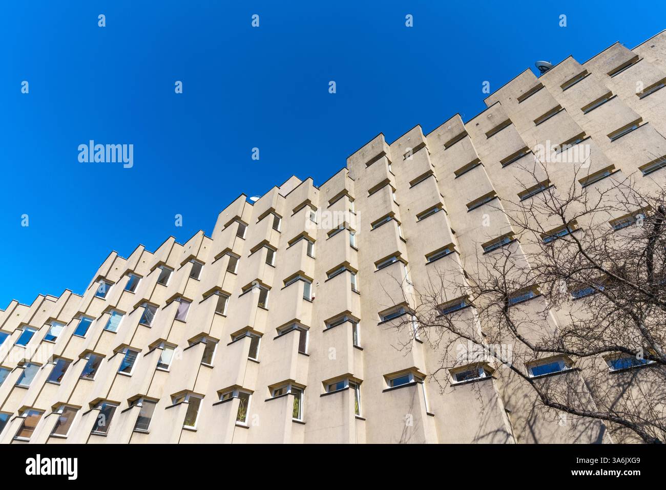 Bâtiment moderne et insolite à Varsovie près de la vieille ville, conçu par Jerzy Kuzmienko et Piotr Sembrat - exemple d'architecture moderne des années soixante-dix. Banque D'Images