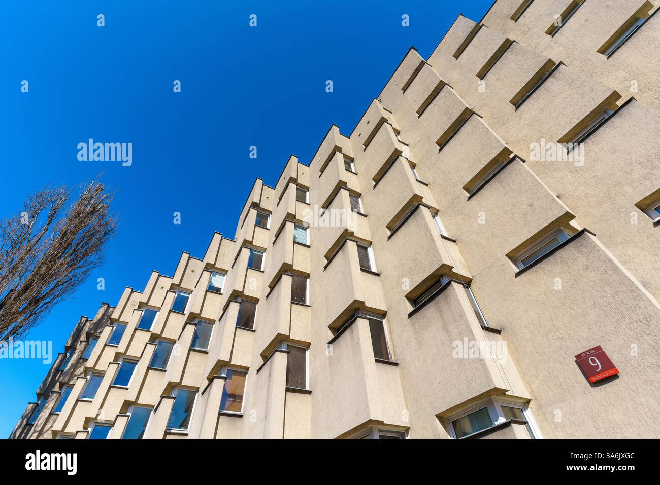 Bâtiment moderne et insolite à Varsovie près de la vieille ville, conçu par Jerzy Kuzmienko et Piotr Sembrat - exemple d'architecture moderne des années soixante-dix. Banque D'Images