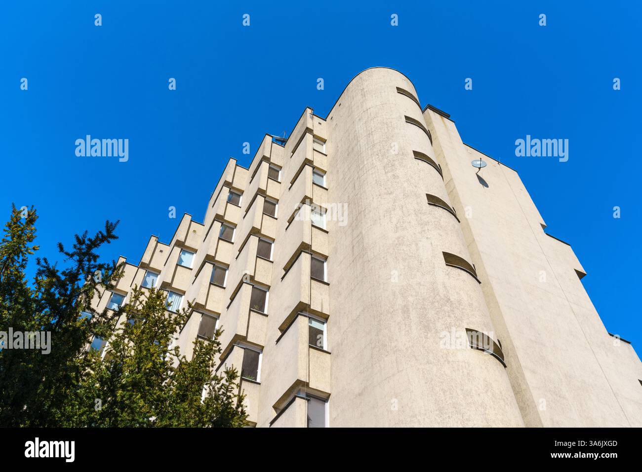 Bâtiment moderne et insolite à Varsovie près de la vieille ville, conçu par Jerzy Kuzmienko et Piotr Sembrat - exemple d'architecture moderne des années soixante-dix. Banque D'Images