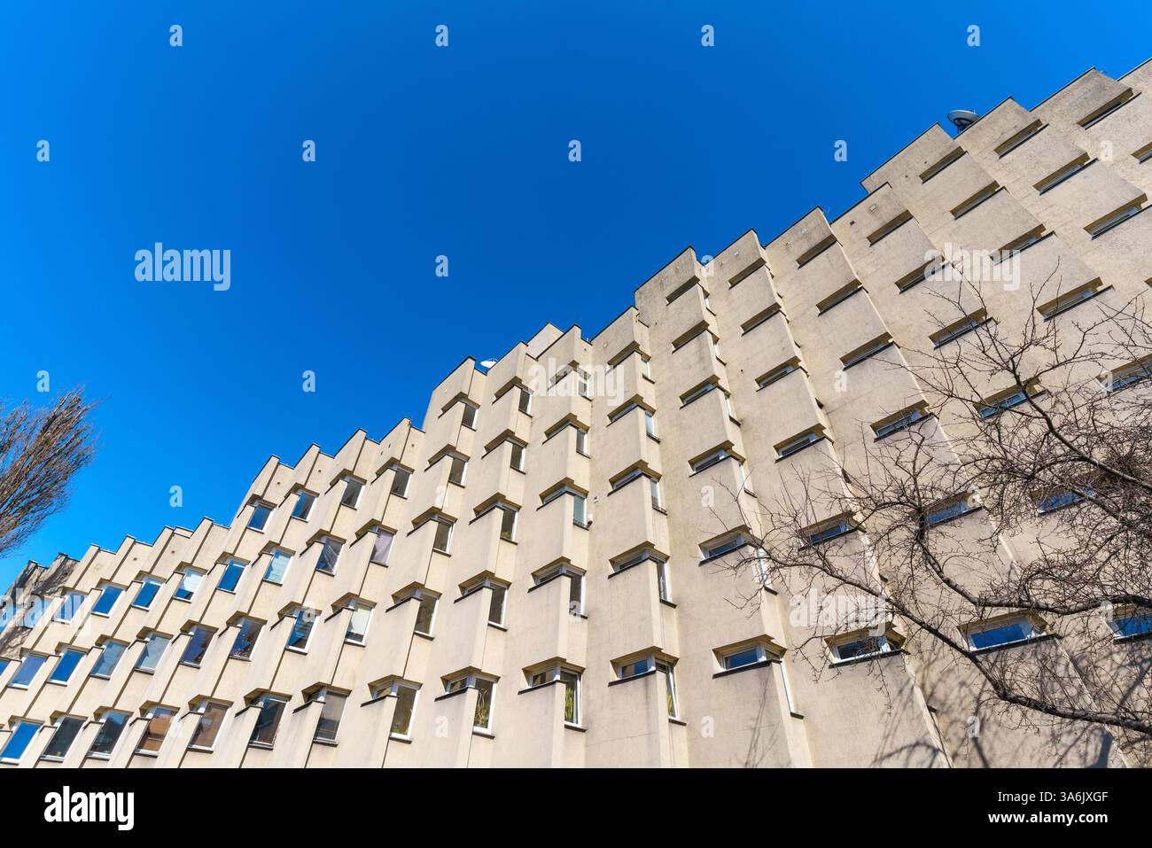 Bâtiment moderne et insolite à Varsovie près de la vieille ville, conçu par Jerzy Kuzmienko et Piotr Sembrat - exemple d'architecture moderne des années soixante-dix. Banque D'Images
