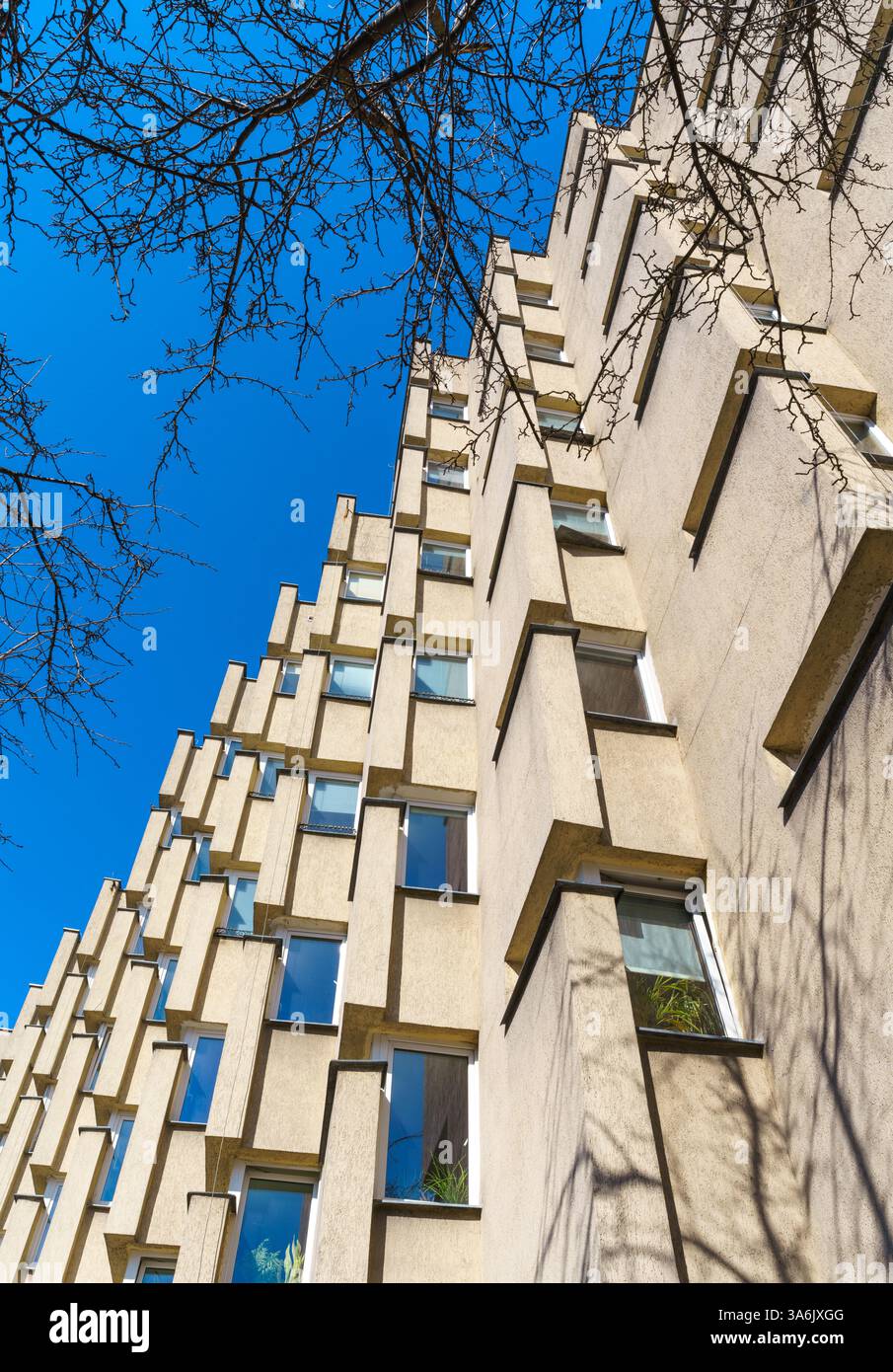 Bâtiment moderne et insolite à Varsovie près de la vieille ville, conçu par Jerzy Kuzmienko et Piotr Sembrat - exemple d'architecture moderne des années soixante-dix. Banque D'Images