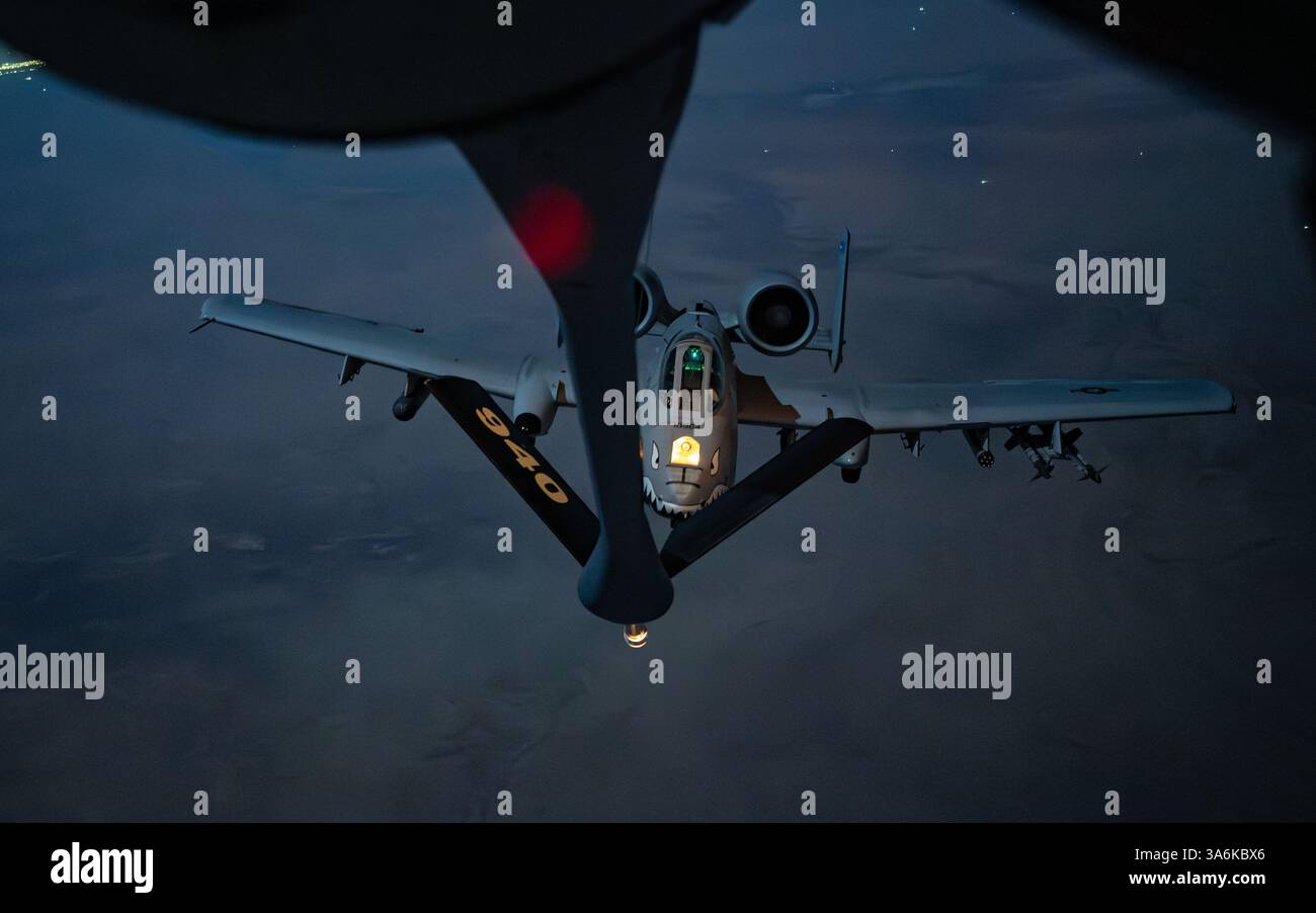 Un A-10 Thunderbolt II de l'US Air Force se prépare à être ravitaillé au-dessus de la zone de responsabilité du commandement central des États-Unis, le 12 mars 2025. L'avion A-10 a Banque D'Images