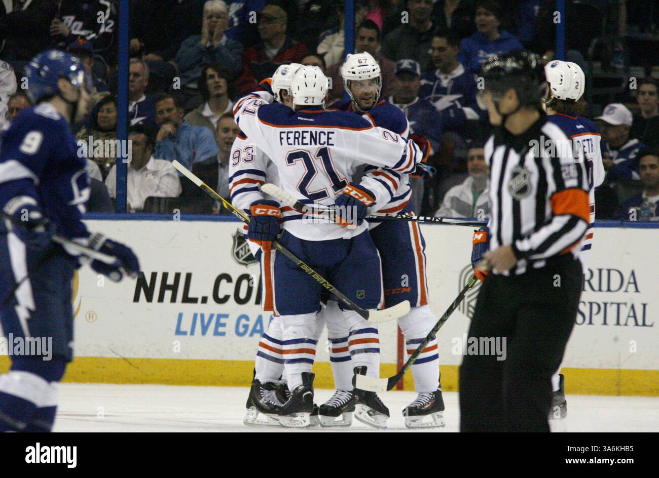 15 janvier 2015 - Tampa, FL, États-Unis - Ryan Nugent-Hopkins (93), Andrew Ference (21) et Benoit Pouliot (67) des Oilers d'Edmonton célèbrent le premier but à courte main en période de Pouliot contre le Lightning de Tampa Bay à l'Amalie Arena de Tampa, Floride, le jeudi 15 janvier 2015. Le Lightning a gagné, 3-2. (Crédit image : © Douglas R. Clifford/TNS/ZUMA Wire) Banque D'Images