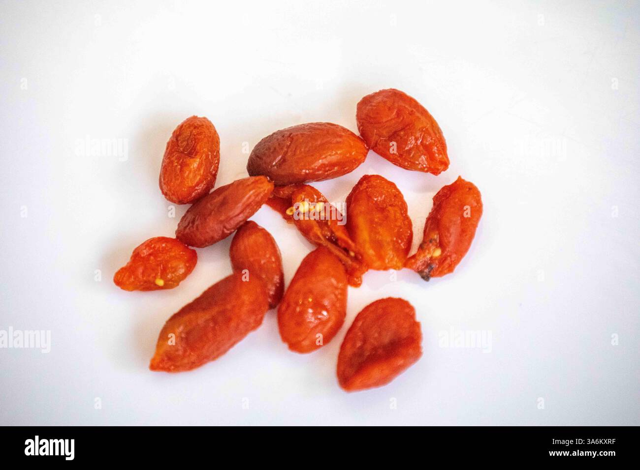 Groupe de fruits séchés déshydratés, dattes, baies de goji, raisins secs, bananes séchées et figues turques. Super nourriture Banque D'Images