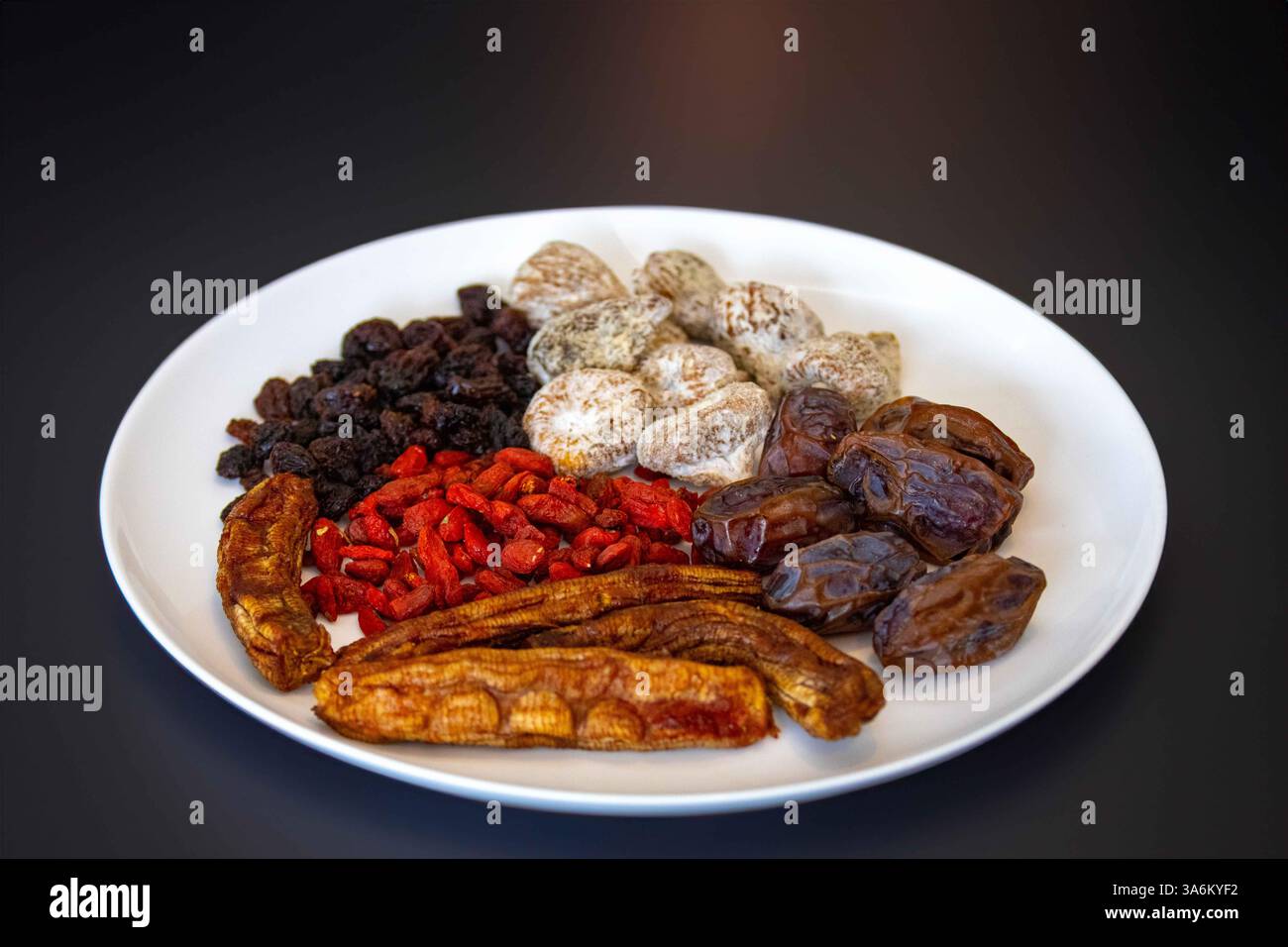 Groupe de fruits séchés déshydratés, dattes, baies de goji, raisins secs, bananes séchées et figues turques. Super nourriture Banque D'Images