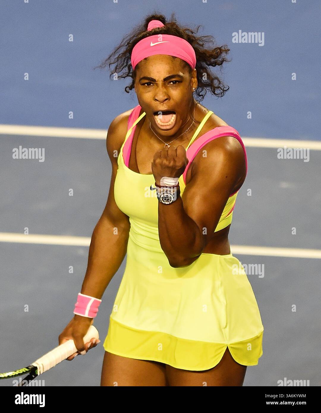 31 janvier 2015 - Melbourne, Australie - SERENA WILLIAMS, des États-Unis, lors de la finale féminine en simple. Serena Williams a battu M. Sharapova pour remporter son sixième Open d'Australie et son 19e titre de Grand Chelem. Le numéro un mondial américain a gagné 6-3 7-6 (7-5) après que Sharapova a riposté dans le deuxième set. Williams, 33 ans, dépasse Martina Navratilova et Chris Evert avec un 19e titre majeur en single. Elle a maintenant battu la russe Sharapova, numéro deux mondial, 16 fois de suite depuis 2004. (Crédit image : © Theo Karanikos/ZUMA Wire) Banque D'Images