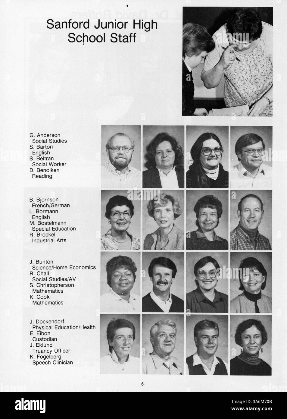 Ce Sanford Jr. High Yearbook, Sanford Hawk 1986, documente les activités de l’année scolaire, les élèves notables, les enseignants et les événements. Il fait partie de la collection de la bibliothèque du comté de Hennepin, préservant les souvenirs de l'année universitaire 1985-1986. Banque D'Images