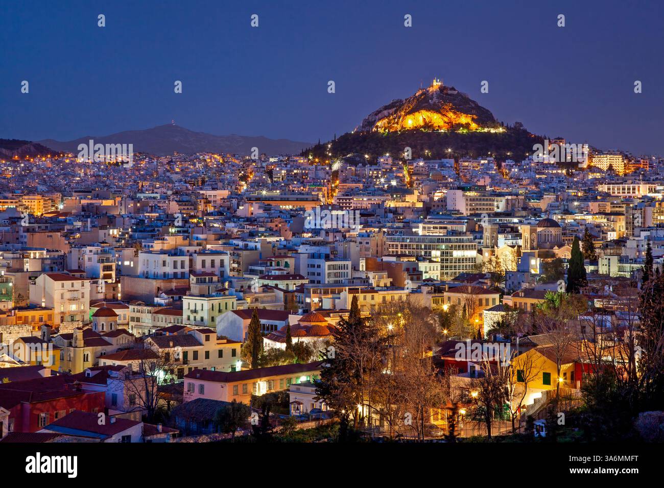 Superbe vue panoramique d'Athènes la nuit avec la colline illuminée de Lycabette. Un paysage urbain à couper le souffle capturant le charme de la capitale grecque. Banque D'Images