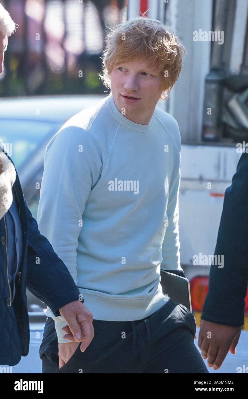 Ed Sheeran arrive pour tourner un clip vidéo dans l'est de Londres Banque D'Images